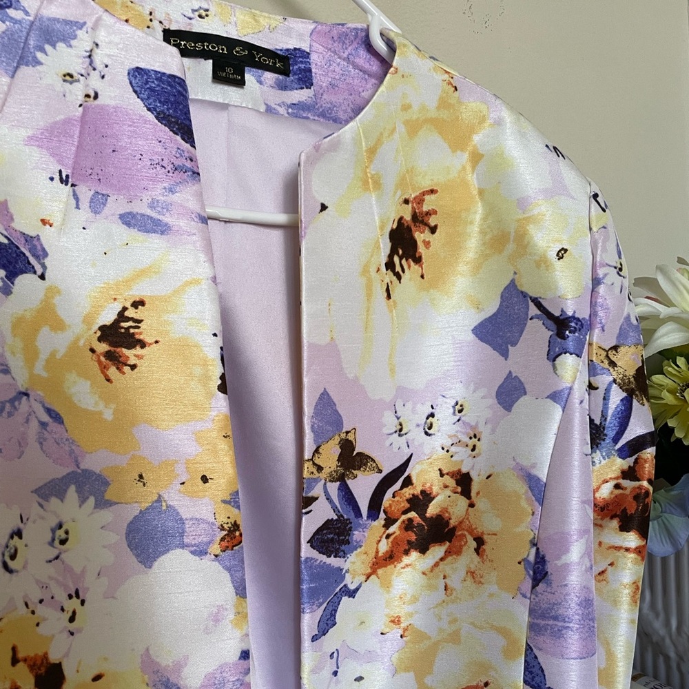 Bolero jacket in beautiful spring color. New without tag.